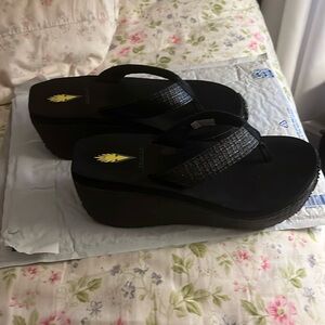 Volatile wedge flip flops